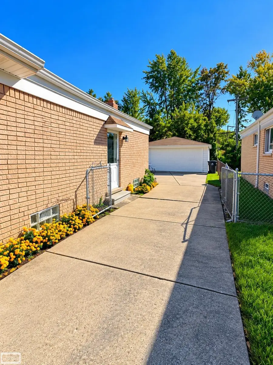 19040 Rosegarden ST, Roseville, MI 48066 - #3