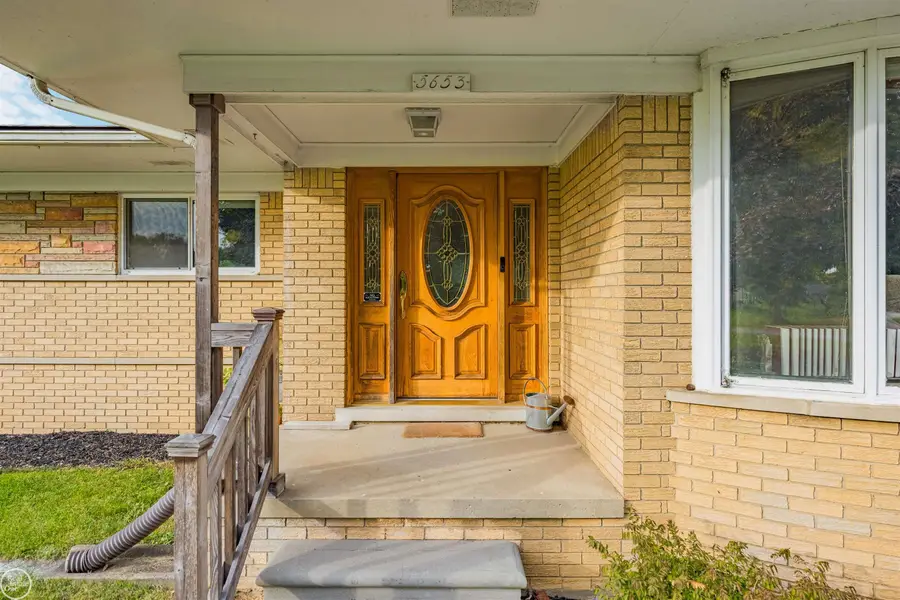 5653 Sandburn DR, Shelby, MI 48316 - #2