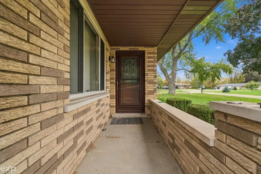 7429 Farr CT, Shelby, MI 48316 - #3