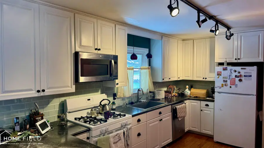 1200 N Dewey ST, Owosso, MI 48867 - #3