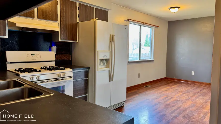 616 W Stewart ST, Owosso, MI 48867 - #3