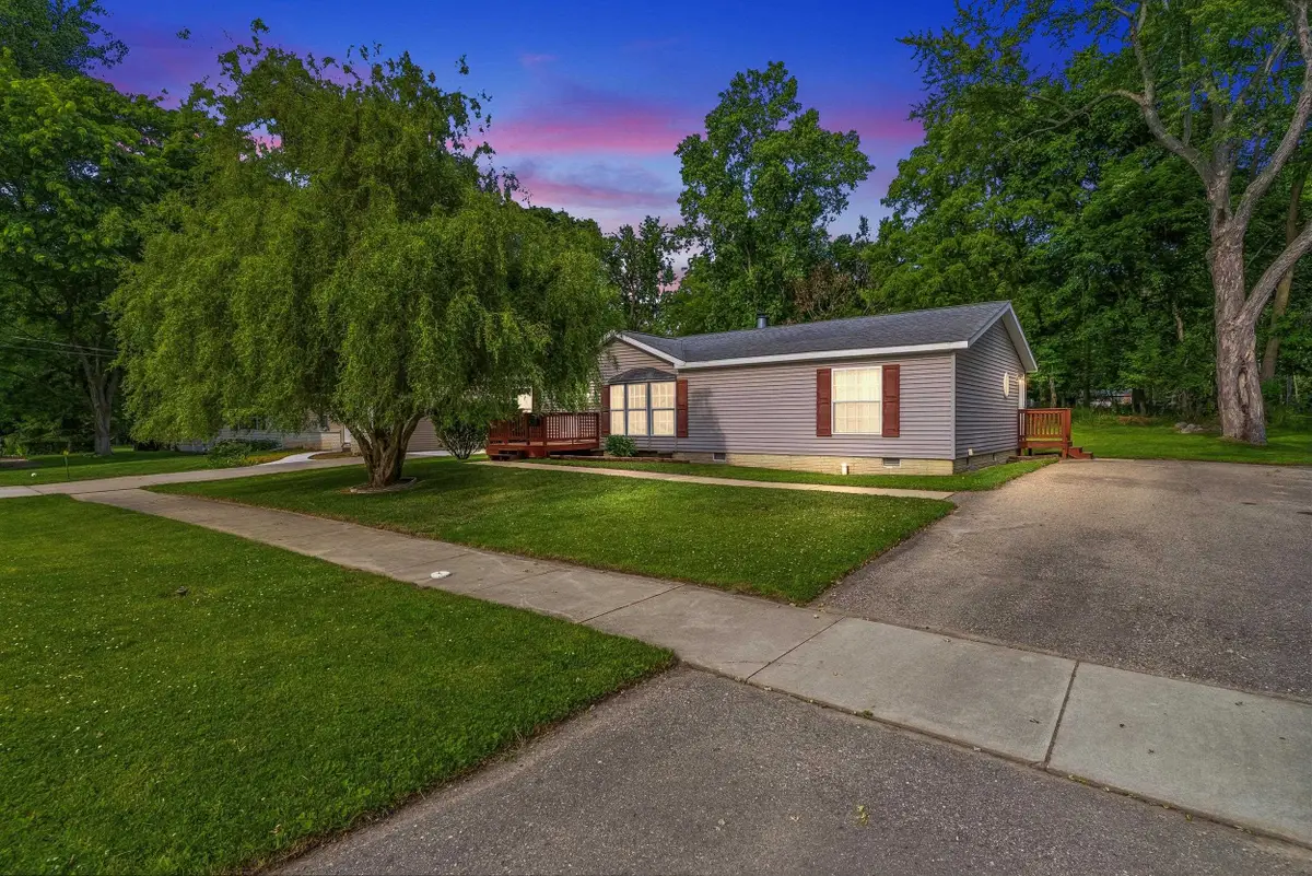 880 N East ST, Fenton, MI 48430 - #1