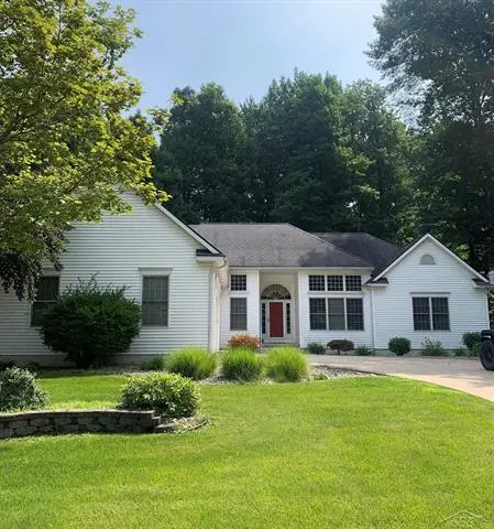 8646 Wandering WAY, Freeland, MI 48623