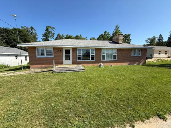 520 W Central AVE, MackinawCity, MI 49701