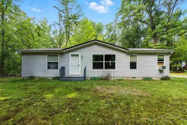 450 W Wackerly RD, Sanford, MI 48657