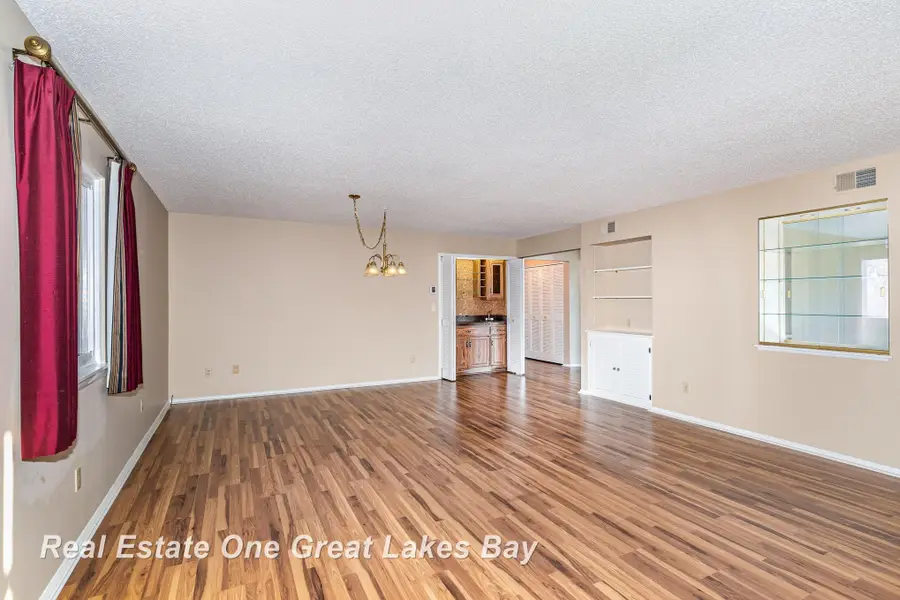 955 Kennely RD, Saginaw, MI 48609 - Image #3