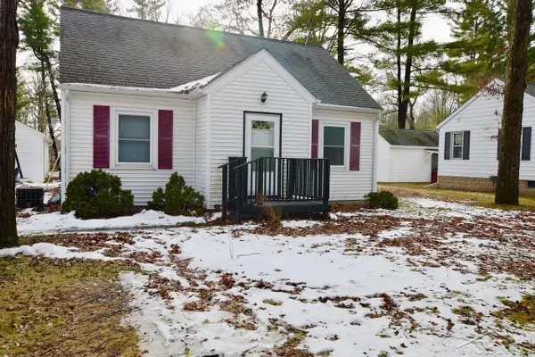 497 Tittabawassee ST, Sanford, MI 48657