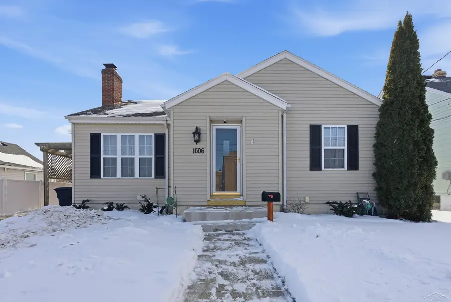 1606 Essex ST, Essexville, MI 48732 - #2