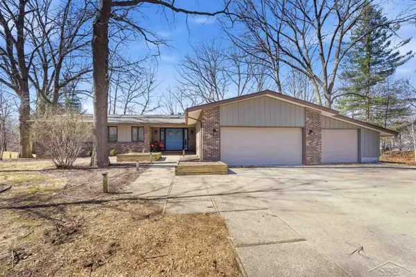 892 S Crooked Tree LN, Midland, MI 48640