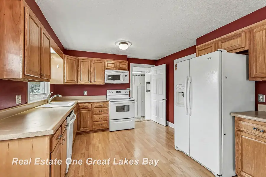 1311 Dover PL, Saginaw, MI 48638 - #3