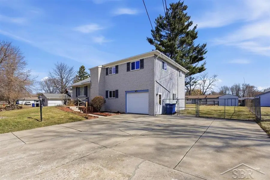 2075 Norma Jean DR, Saginaw, MI 48609 - #3