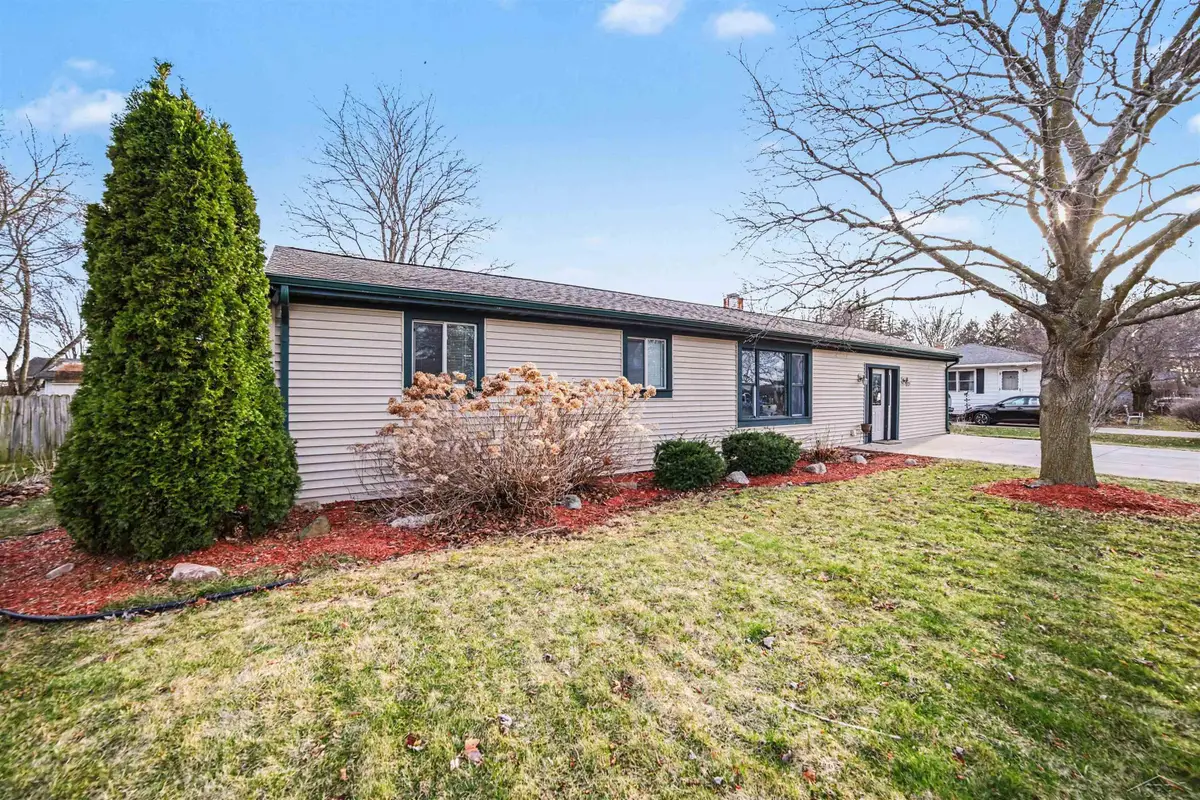 9855 Elmwood DR, Freeland, MI 48623 - #1