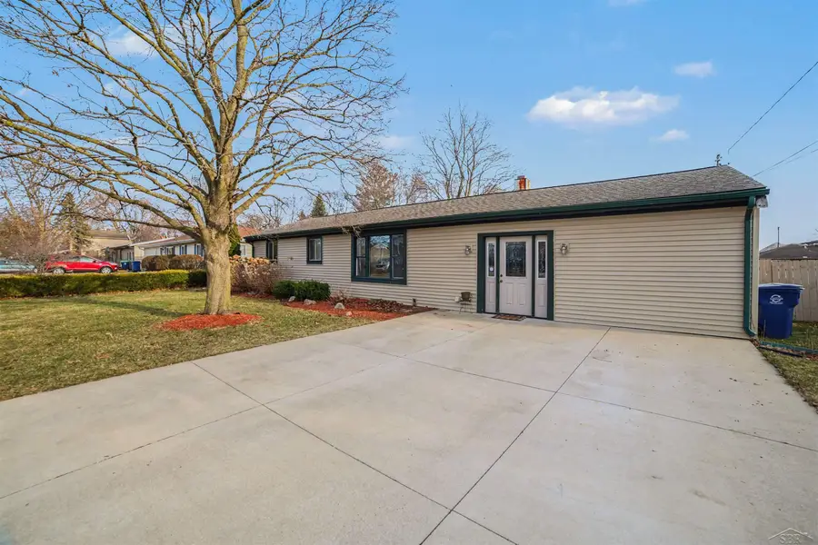 9855 Elmwood DR, Freeland, MI 48623 - #2