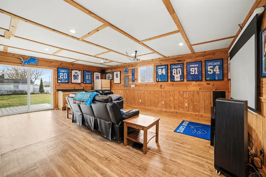 9855 Elmwood DR, Freeland, MI 48623 - #3