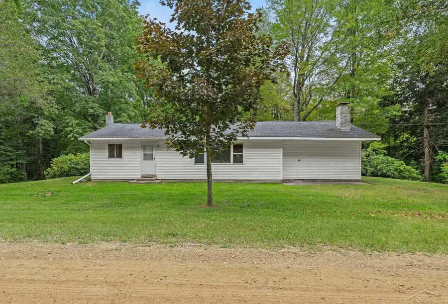 20686 Lakola RD, Tustin, MI 49688 - #2