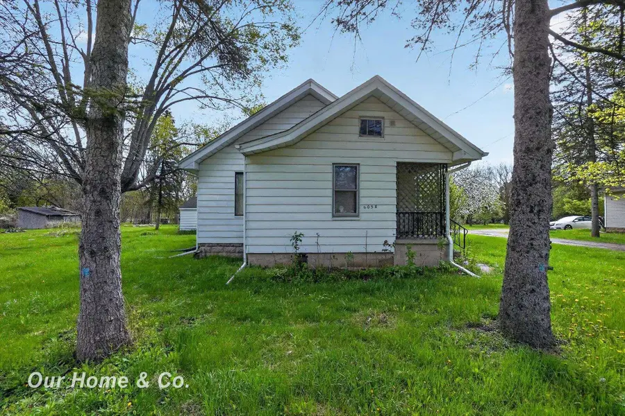6058 Thomas ST, Davison, MI 48423 - #2