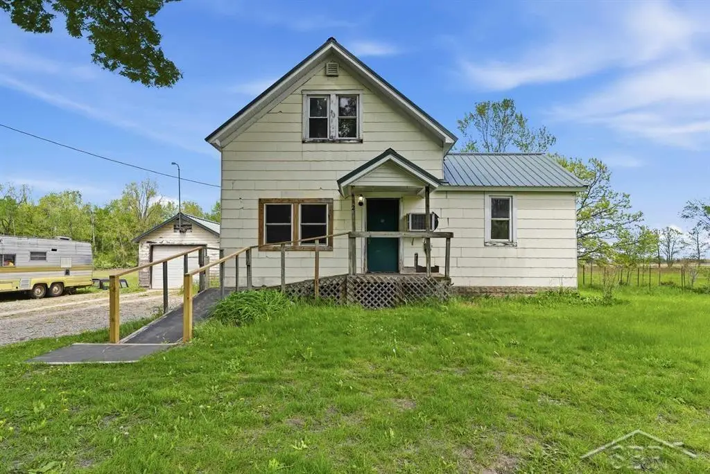 412 W Almeda Beach RD, Pinconning, MI 48650 - #1