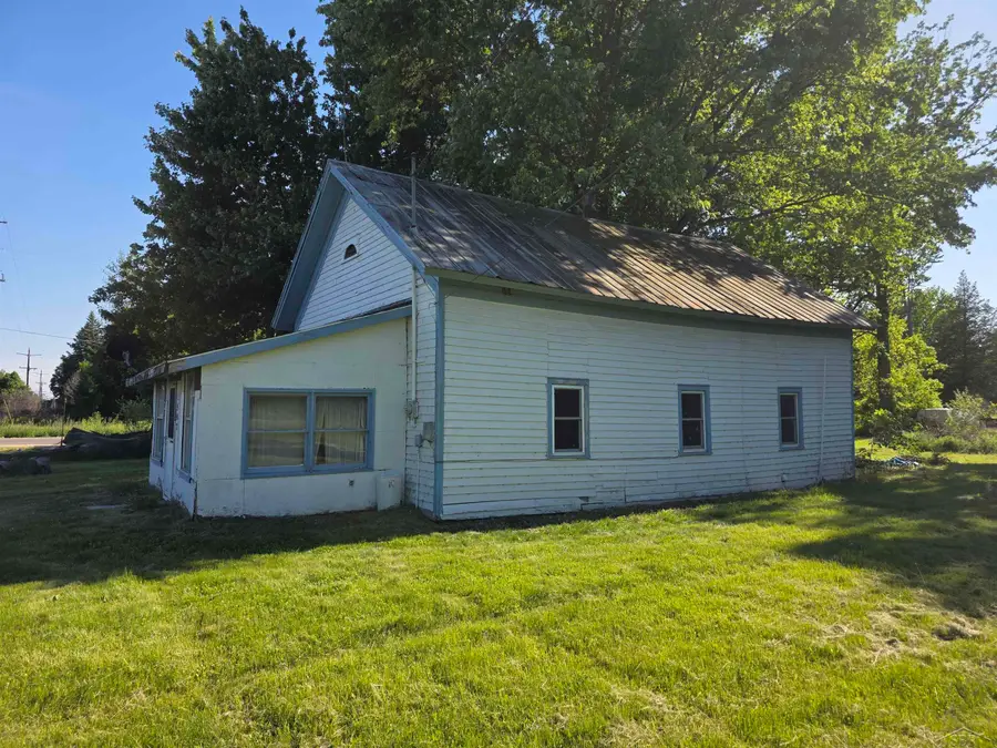 507 N Nine Mile RD, Sanford, MI 48657 - #2