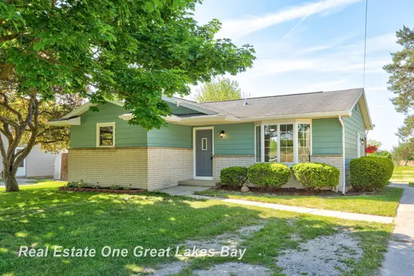 1813 Van Geisen RD, Caro, MI 48723