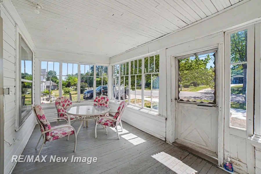 208 W Washington ST, Coleman, MI 48618 - #3