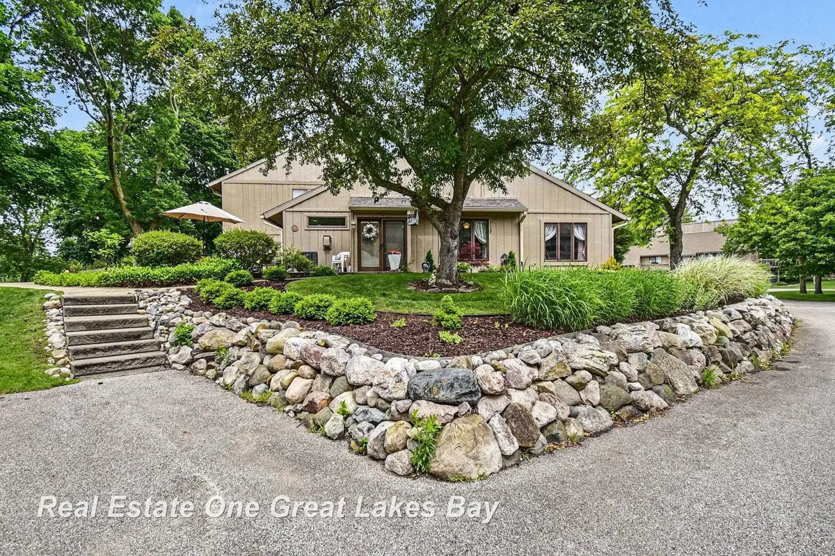 2338 Bay Woods CT, Bay City, MI 48706 - #1