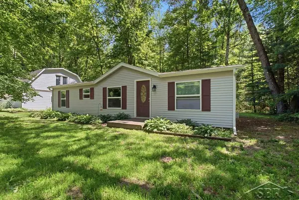 203 W Sampson DR, Sanford, MI 48657