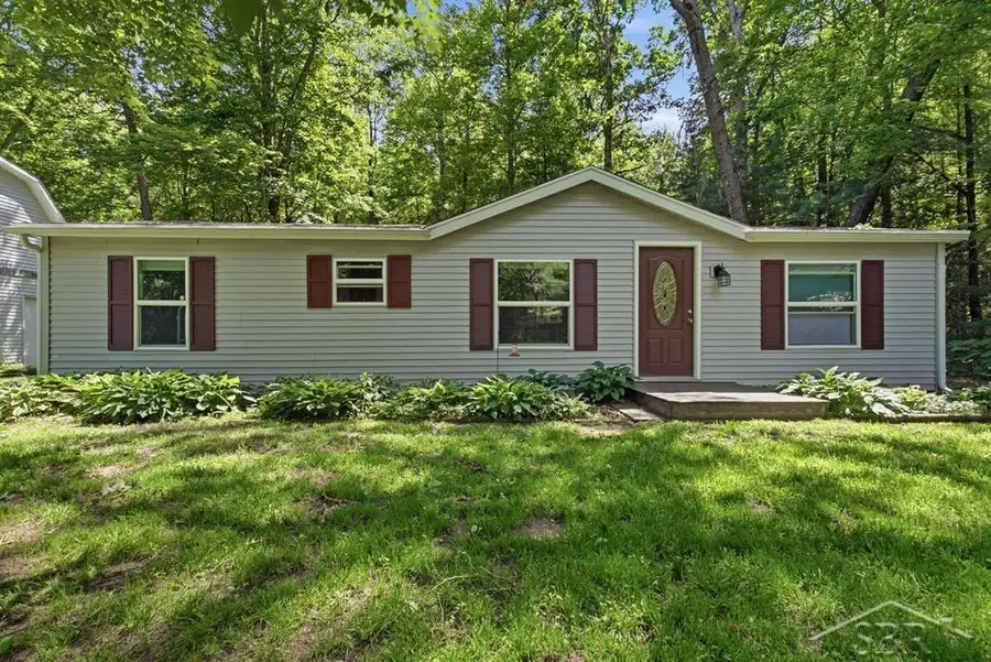 203 W Sampson DR, Sanford, MI 48657 - #2