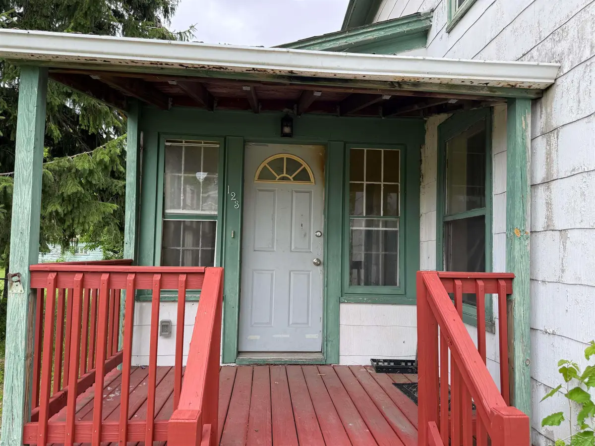 123 N Clark ST, Chesaning, MI 48616 - #1