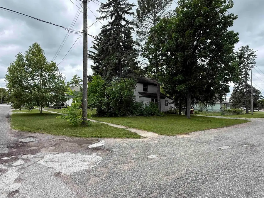 123 N Clark ST, Chesaning, MI 48616 - #3