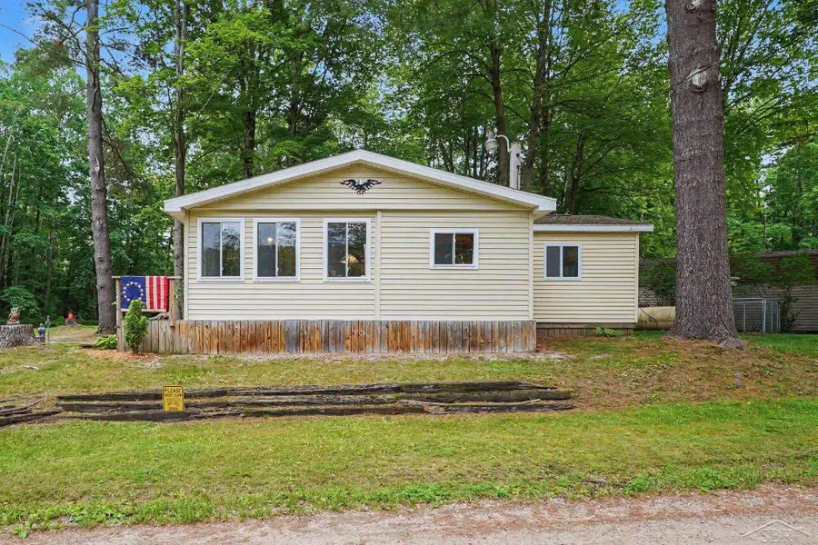 2322 Tittabawasee AVE, Alger, MI 48610 - #2