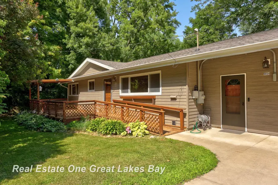 6654 Davis RD, Saginaw, MI 48604 - #2