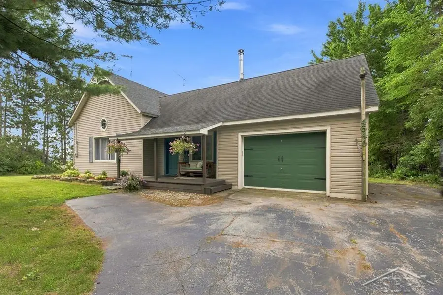 4646 E Hubbard RD, Midland, MI 48642 - #2