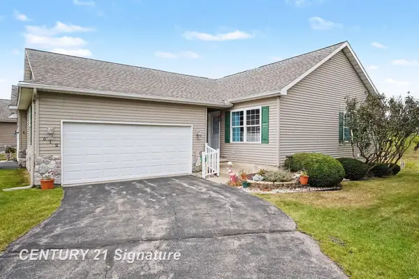 512 Hampton Lake DR, Essexville, MI 48732