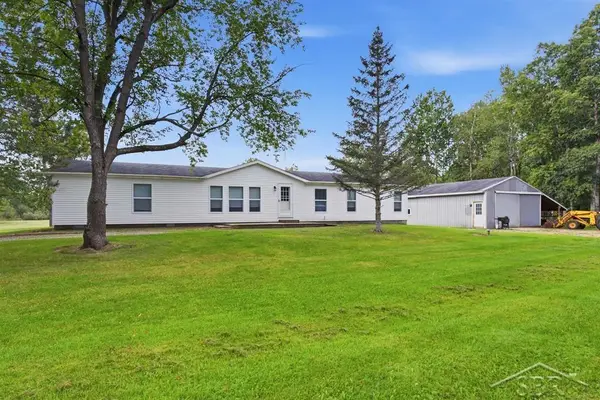 4849 N Skenes RD, Sanford, MI 48657