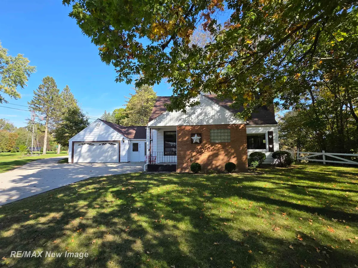 810 N Line ST, Chesaning, MI 48616 - #1