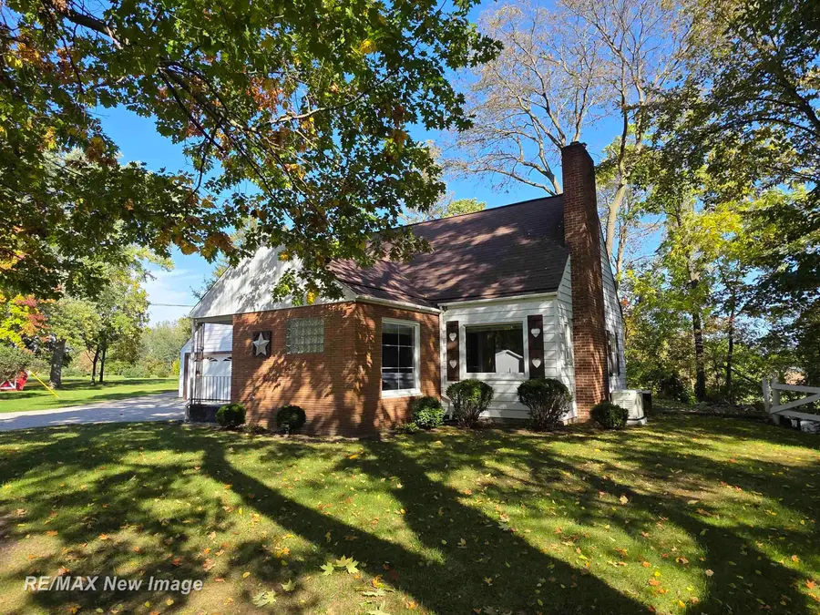 810 N Line ST, Chesaning, MI 48616 - #3