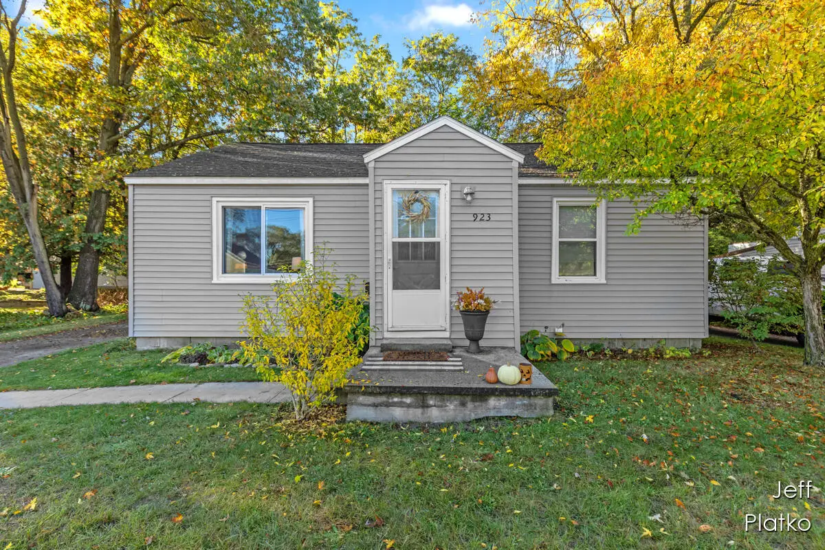 923 W Grove Street, Greenville, MI 48838 - Image #1