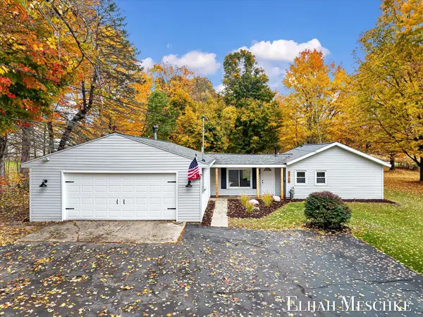 5760 Sunfish Lake Avenue NE, Rockford, MI 49341