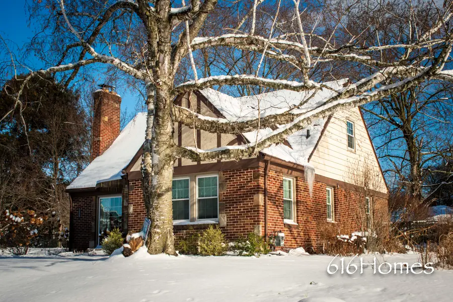 2450 Oakwood Avenue NE, Grand Rapids, MI 49505 - Image #3