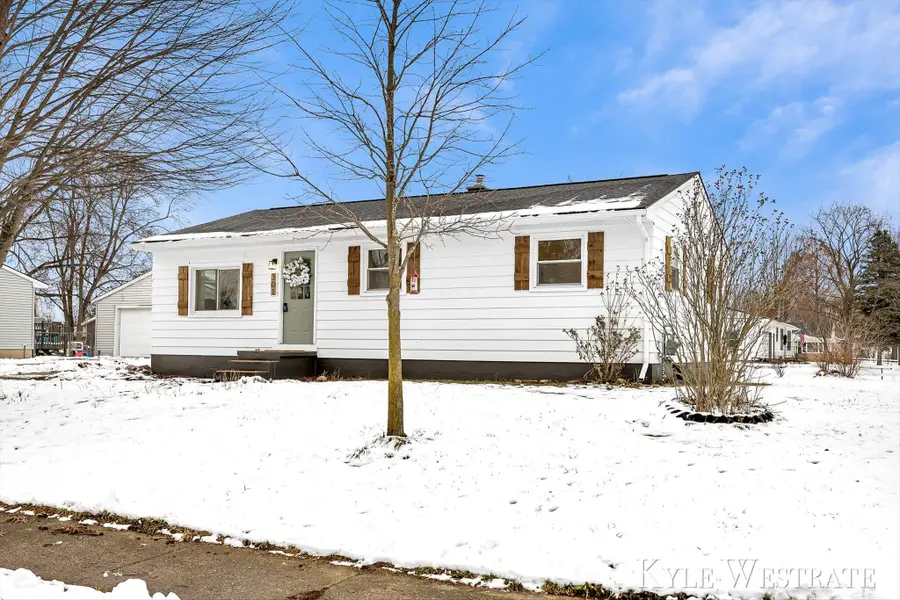 301 Donna Drive SE, Lowell, MI 49331 - Image #3