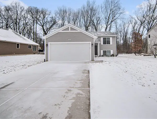 2520 Woodridge Drive, Adrian, MI 49221