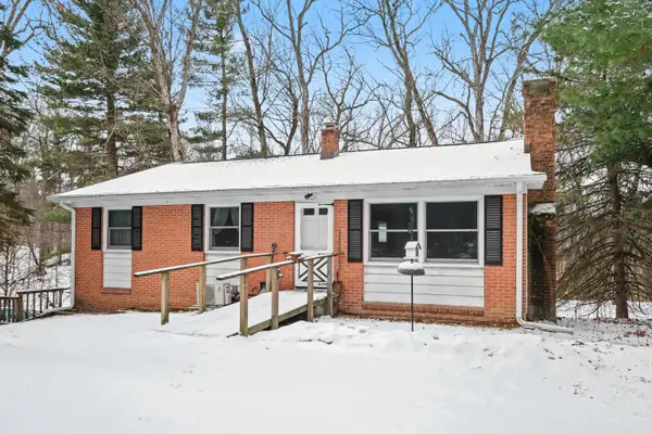 7945 Pine Island Drive NE, Belmont, MI 49306