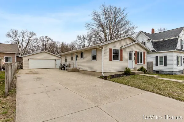 119 W McKinley Avenue, Zeeland, MI 49464