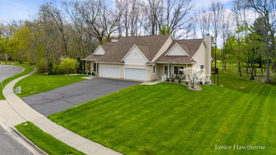 642 W Woodlawn Avenue, Hastings, MI 49058 - #2