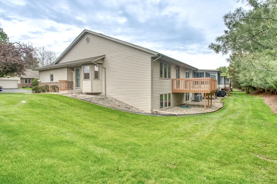 1037 Country Gardens NW, Grand Rapids, MI 49534 - #2