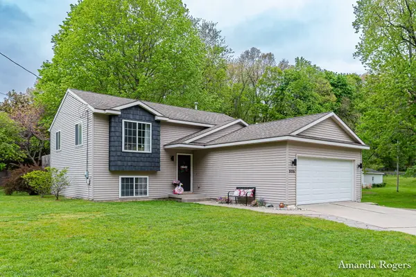 806 Grindle Drive SE, Lowell, MI 49331