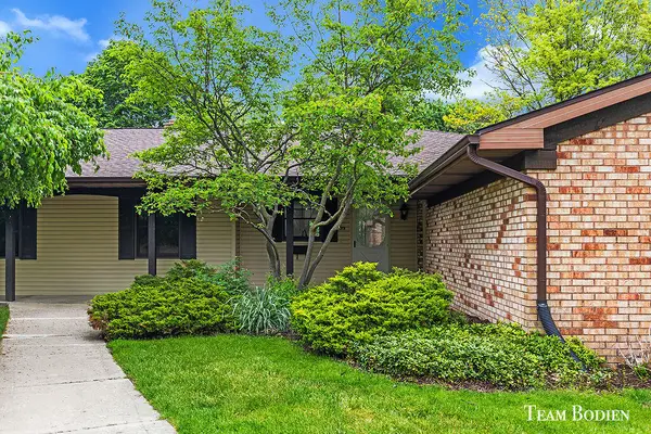 201 BONA VISTA Drive NW Building: 1 Unit: 21, GrandRapids, MI 49504