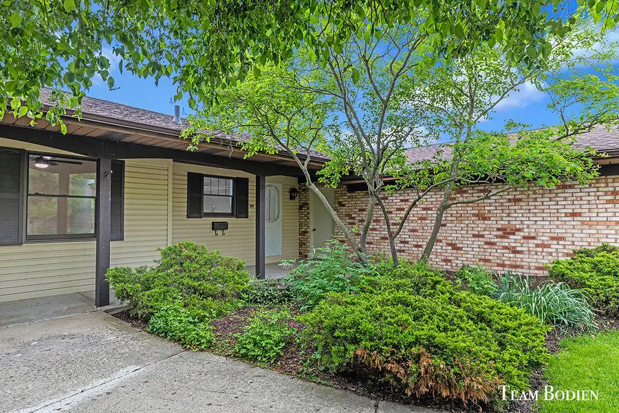 201 BONA VISTA Drive NW Building: 1 Unit: 21, Grand Rapids, MI 49504 - #2