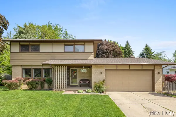 1649 Pembroke Street SE, Kentwood, MI 49508