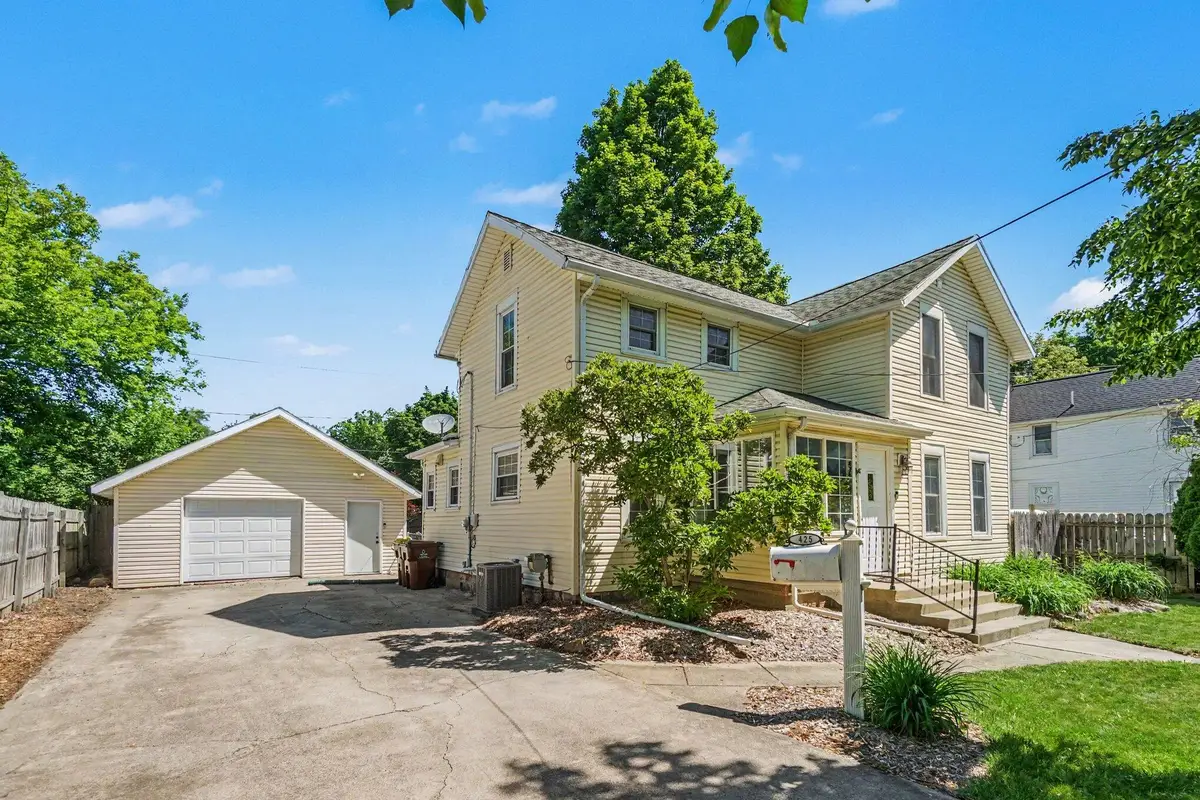 425 E Walnut Street, Hastings, MI 49058 - #1